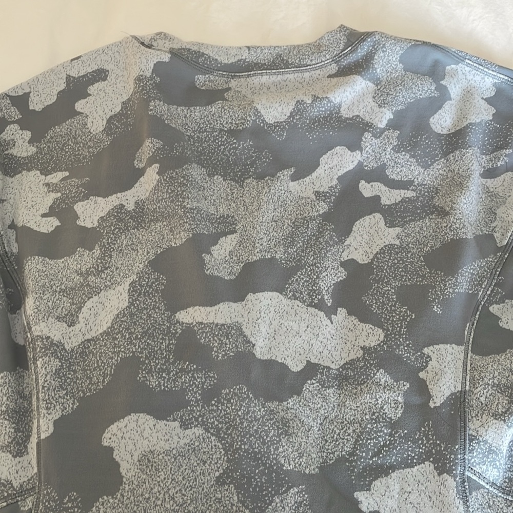 Lululemon Sweatshirt Camo with Thumbholes and Zipper Pocket! Size 12! - Picture 10 of 14